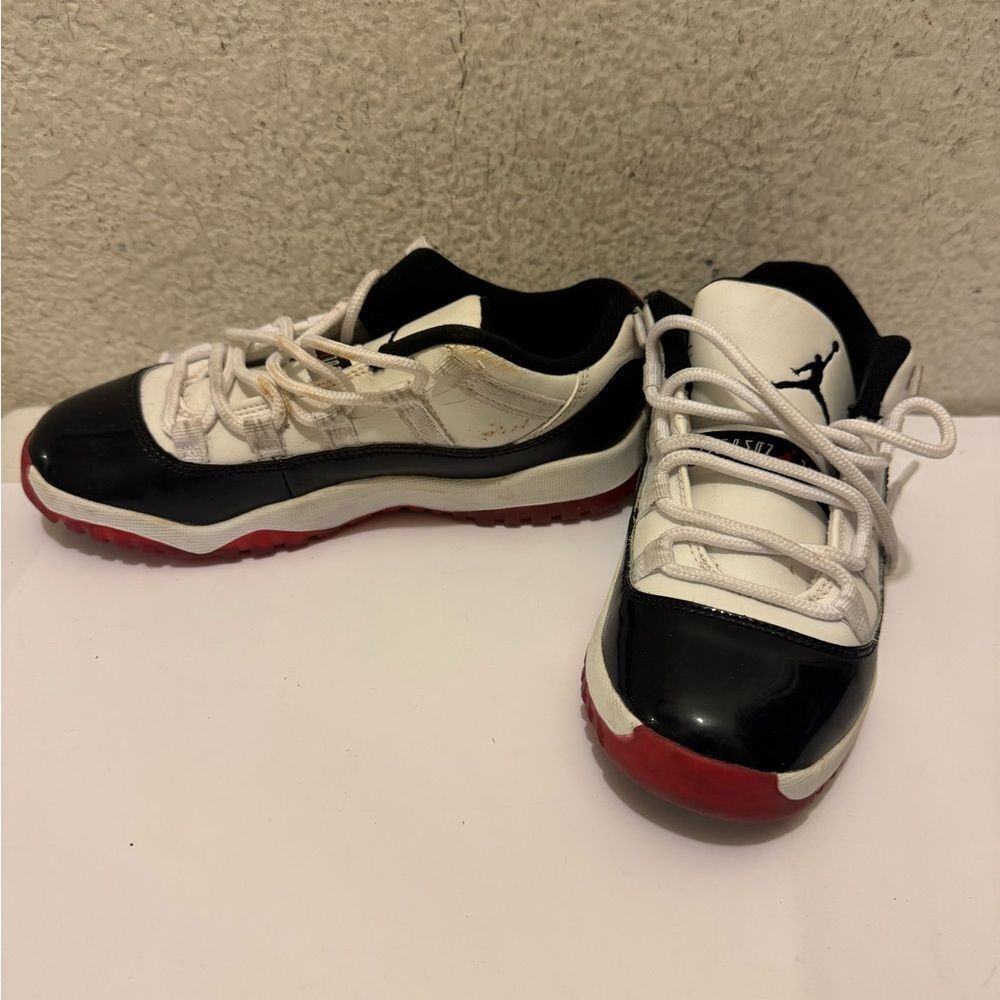 Jordan Low Top Sneakers Retro Mid Concord-Bred Size 2Y Black Red White Youth